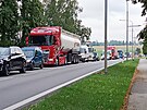 V ter rno se kolona vozidel na pjezdu do Havlkova Brodu thla a ze...