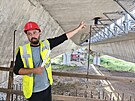 Mostn specialista Ondej Strouhal ukazuje na vysunut mosty, na kter v...