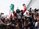 Marco Bezzecchi slaví se svým týmem druhé místo v MotoGP v Brn�.
