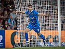 Mladoboleslavský Matyá� Vojta oslavuje gól do branky Sparty.