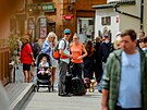 Zahrani�n� turist� v ulic�ch �esk�ho Krumlova (29. �ervence 2025)