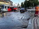 Voda z prasklho potrub zaplavila ulice v Praze 8