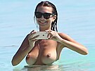 Modelka Emily Ratajkowski odhalila své p�ednosti na dovolené v mexickém Cancúnu.