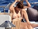 Americká here�ka Katharine McPhee se opaluje na Capri v Itálii.