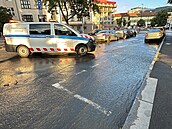 Havárie vody pokodila komunikaci u Úadu mstské ásti Praha 8. (29. ervence...