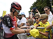 Geraint Thomas se podepisuje fanoukm po své poslední etap na Tour de France.