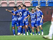 Fotbalisté Olomouce slaví gól do sít Slovácka.