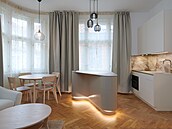 Hlavní obytný prostor architekti pesunuli do centrální místnosti, které vévodí...