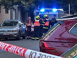 Policie uzavela ulici Na Maninách v Praze kvli neznámému pedmtu na stee...
