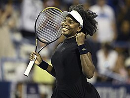 Venus Williamsová slaví na turnaji ve Washingtonu.