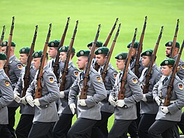 Vojáci Bundeswehru pochodují bhem vojenské ceremonie ped palácem Bellevue v...
