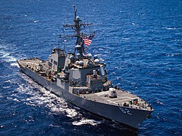 Torpédoborec t�ídy Arleigh Burke USS Fitzgerald b�hem cvi�ení v Pacifiku (22....