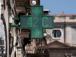 Digitální teplomr ukazuje 42 stup Celsia bhem vlny veder v italské Katánii....