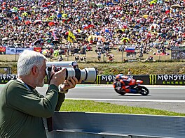 Prezident Petr Pavel fotí na brnnském okruhu závodníky Moto3.