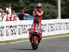 Marc Márquez se raduje z vítzství v MotoGP v Brn.