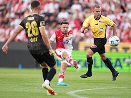 Slávista Václav Ku�ej se pokou�í o st�elu na bránu Hradce Králové.