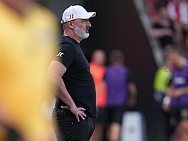 Trenér Slavie Jindich Trpiovský sleduje svoje svence v zápase Hradci...
