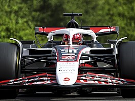 Esteban Ocon z Haasu na okruhu v belgickém Spa-Francorchamps