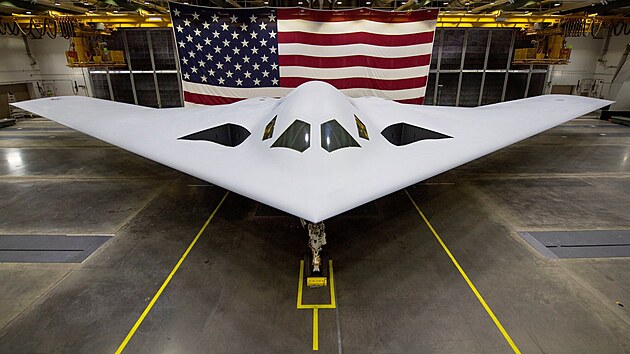 Nov� americk� �neviditeln�� bombard�r B-21 Raider. V�robce Northrop Grumman ozna�uje B-21 za prvn� letoun �est� generace, bude moci slou�it k �tok�m na dlouh� vzd�lenosti pomoc� konven�n�ch i jadern�ch zbran�. (b�ezen 2023)