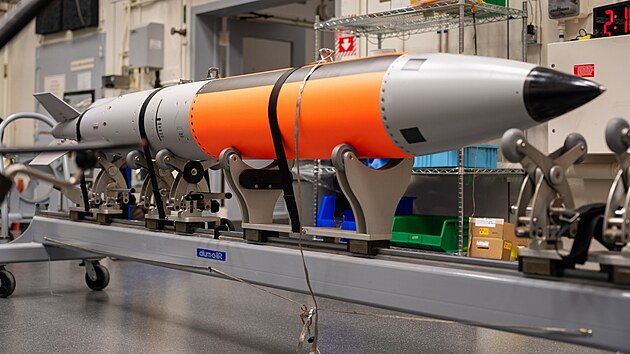 V�roba jadern� bomby B61-13 HiFi v Sandia National Labs v americk�m Albuquerque. Spojen� st�ty dokon�ily svou novou jadernou bombu t�m�� o rok d��ve, ne� bylo pl�nov�no. Zbra� B61-13 m� s�lu a� 360 kilotun, co� je 24kr�t v�ce ne� bomba svr�en� na Hiro�imu v roce 1945. (2025)