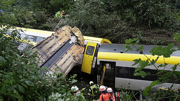 Na jihozpad Nmecka v okrese Biberach, kter soused s Bavorskem, vykolejil osobn vlak nmeckch drah Deutsche Bahn (DB). Na mst byli mrtv a vt poet zrannch. (27. ervence 2025)