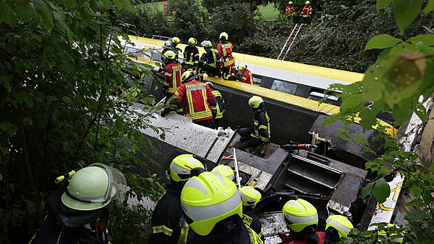 Na jihozpad Nmecka v okrese Biberach, kter soused s Bavorskem, vykolejil osobn vlak nmeckch drah Deutsche Bahn (DB). Na mst byli mrtv a vt poet zrannch. (27. ervence 2025)