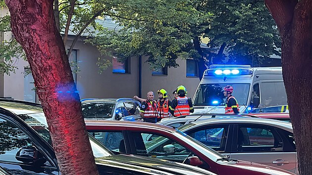 Policie uzavela ulici Na Maninch v Praze kvli neznmmu pedmtu na stee jednoho z dom. Lid nemaj chodit k oknm, na msto m pyrotechnik. (20. ervence 2025)