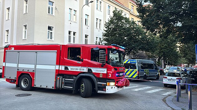 Policie uzavela ulici Na Maninch v Praze kvli neznmmu pedmtu na stee jednoho z dom. Lid nemaj chodit k oknm, na msto m pyrotechnik. (20. ervence 2025)