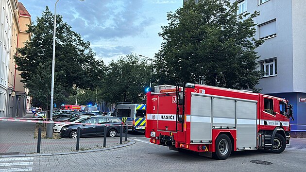 Policie uzavela ulici Na Maninch v Praze kvli neznmmu pedmtu na stee jednoho z dom. Lid nemaj chodit k oknm, na msto m pyrotechnik. (20. ervence 2025)