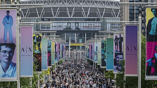 Fanouci pichzej na koncert Oasis ve Wembley Stadium v Londn