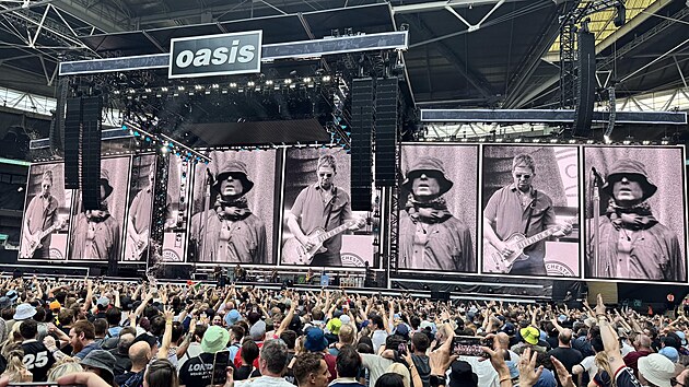 Kapela Oasis ve Wembley Stadium v Londn