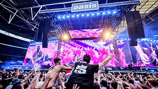 Kapela Oasis ve Wembley Stadium v Londn