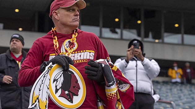 Fanou�ek Washingtonu dr�í v ruce vlajku s p�vodním logem Redskins. (leden 2025)
