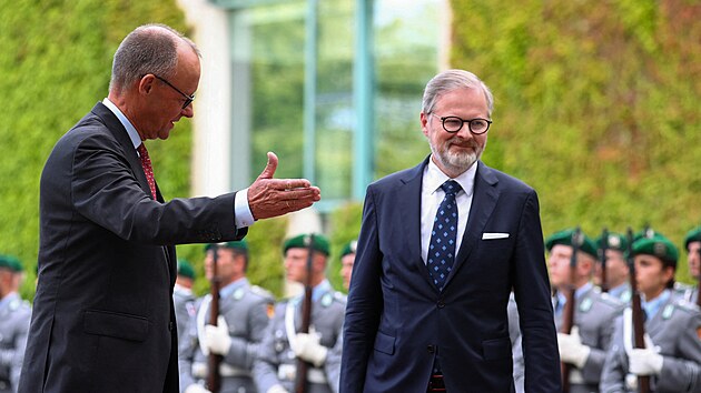 Premiér p�ed odletem na zahrani�ní cestu. 