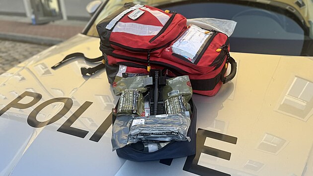Policist pouili pi prvn pomoci turniket a izraelsk obvaz.