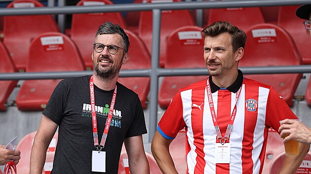 Vojt�ch Ka�ena (v �ern�m) na druholigov�m z�pase Zbrojovky Brno, po jeho levici �editel klubu Jan Myn�� (�ervenec 2025)