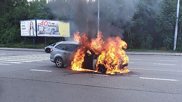V brnnsk Masn ulici na velkm mstskm okruhu zcela shoel osobn automobil. (25. ervence 2025)