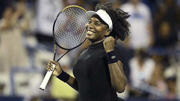 Venus Williamsová slaví na turnaji ve Washingtonu.