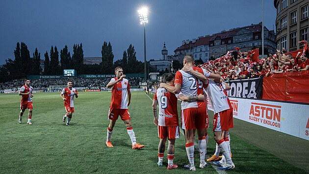 Hrá�i Slavie slaví gól proti Bohemians.