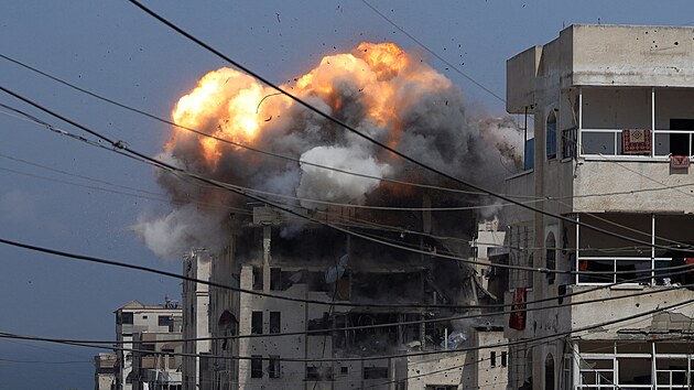Kou� a plameny stoupaj� z obytn� budovy zasa�en� izraelsk�m �derem ve m�st� Gaza. (21. �ervence 2025)