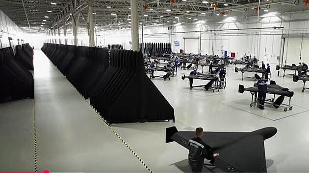 Rusko p�edstavilo tov�rnu na drony a odvys�lalo vz�cn� z�b�ry z podniku, kde se montuj� smrtonosn� �to�n� drony.