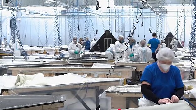 Rusko p�edstavilo tov�rnu na drony a odvys�lalo vz�cn� z�b�ry z podniku, kde se montuj� smrtonosn� �to�n� drony.