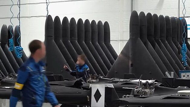 Rusko p�edstavilo tov�rnu na drony a odvys�lalo vz�cn� z�b�ry z podniku, kde se montuj� smrtonosn� �to�n� drony.