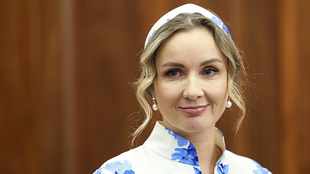 Rusk zmocnnkyn za prva dt Marija Lvovov-Blovov na schzce s prezidentem Vladimirem Putinem. (2. ervna 2025)