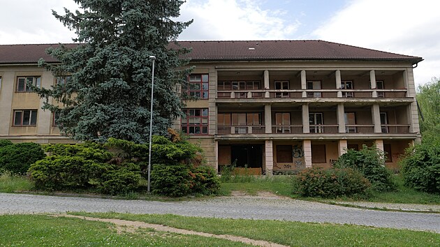 Ruina, ji chtla spolenost SeneCura kdysi pebudovat v modern seniorcentrum, m novho vlastnka. Ten nyn objekt posuzuje.