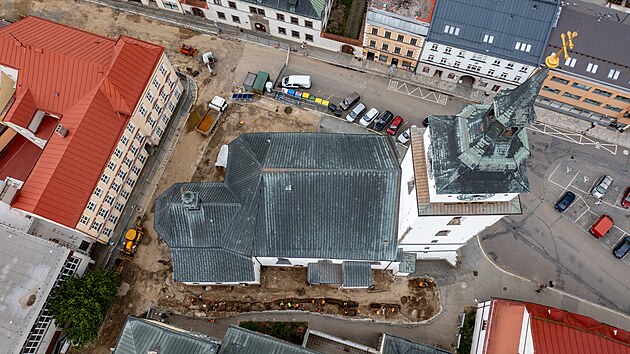 Archeologov se ve Velkm Mezi pesunuli do prostor kolem kostela svatho Mikule. Povedlo se jim uinit u nkolik zajmavch objev. 24.7. 2025