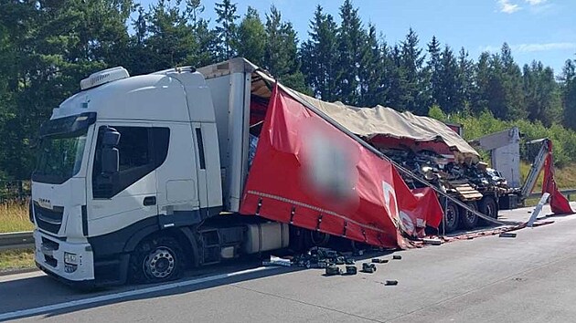 Na D1 havarovala n�kladn� souprava, kter� p�ev�ela plechovky s n�poji.