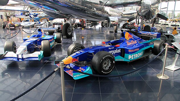 Slavn Hangru 7 v Salzburgu, kter krom soukrom sbrky letadel RedBullu ukrv i pr automobilovch skvost vetn monopost F1.