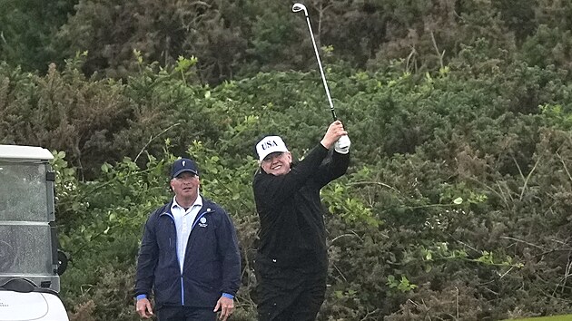 Trump si pi sv nvtv Skotska zahrl golf ve svm vlastnm rezortu v Turnberry. (26. ervence 2025)