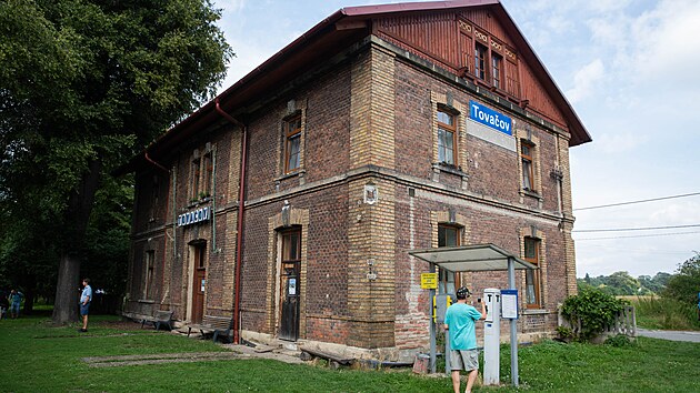 Sprva eleznic oznauje provoz na trati za neefektivn. Zastnci trati Tovaovka ovem tvrd, e nklady na drbu jsou minimln.